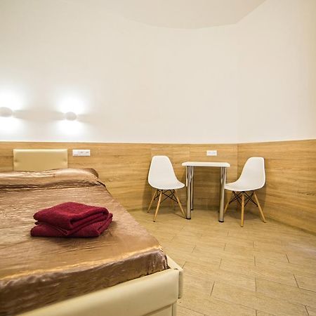Mini Economy Apartments - Chornovola Avenue - 2 Minutes To The Opera House Lviv Extérieur photo