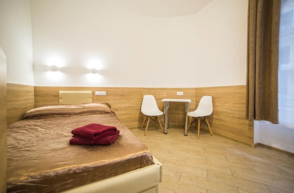 Mini Economy Apartments - Chornovola Avenue - 2 Minutes To The Opera House Lviv Extérieur photo