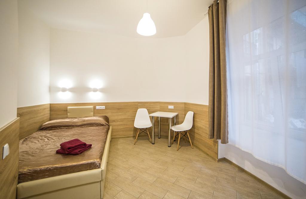 Mini Economy Apartments - Chornovola Avenue - 2 Minutes To The Opera House Lviv Extérieur photo