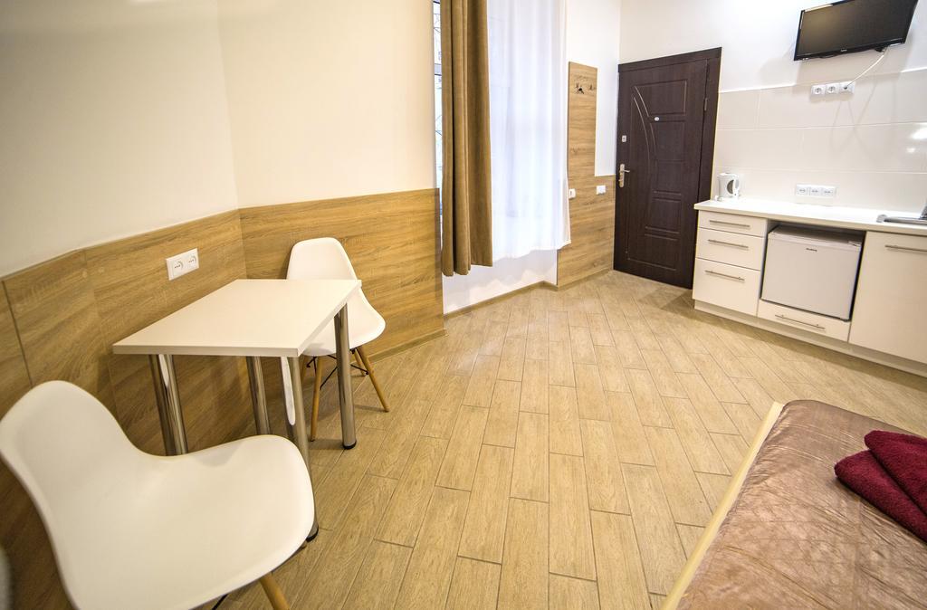 Mini Economy Apartments - Chornovola Avenue - 2 Minutes To The Opera House Lviv Extérieur photo